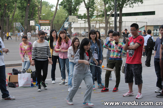 中国人民大学HND中心09级实验1班举行趣味运动会2