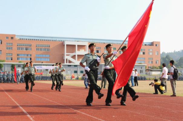 广州南洋理工学院史上最大规模新生军训汇演3