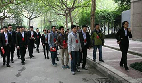 西安培华学院学子参加“公民代表走进省政府”活动1