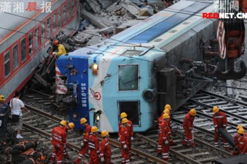 湖南郴州火车相撞事故 重大事故问责制有待加强1