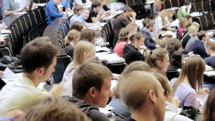 英媒2012:英学生签证规定引发大学反弹1