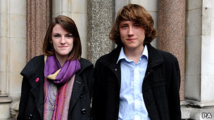 2012英国:英少年挑战大学学费上涨受挫1