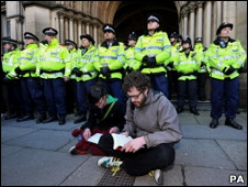 2012英国:学生占领教室 抗议学费上涨1