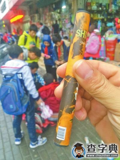 电子烟潜入郑州小学校园 孩子们“吞云吐雾”1
